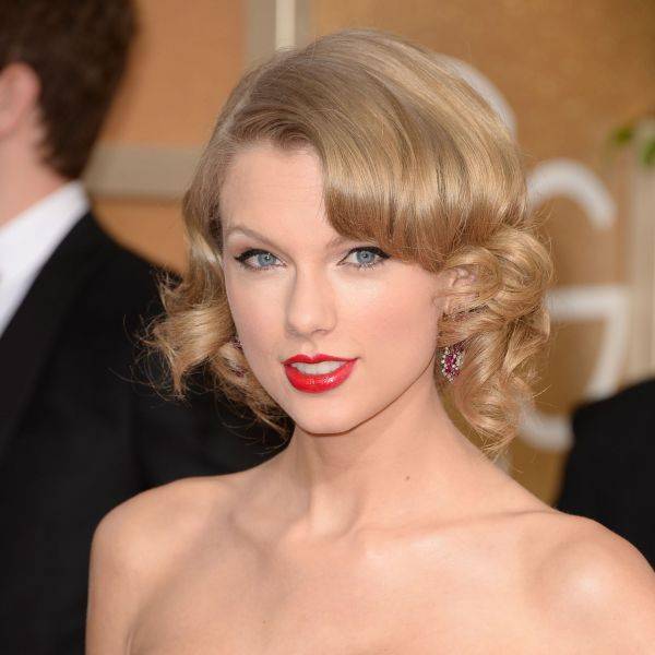 O delineador gatinho com o batom vermelho ? um dos combos chave de Taylor Swift para uma make bem elaborada (Foto: Getty Images)